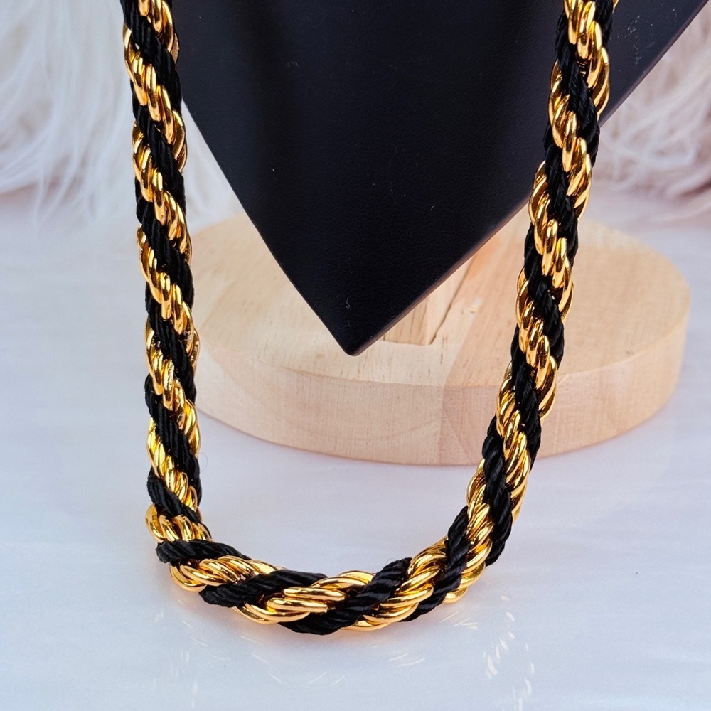 Gorgeous vintage Goldton and Black Twisted Rope Necklace - Picture 7 of 11